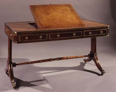 Bijzettafel met schelpmotief op knieën, ca.1715 door English School